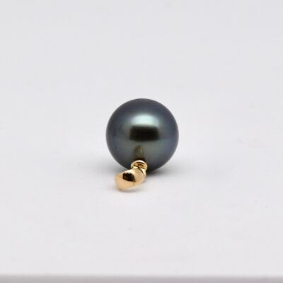 Le pendentif Kaili s’inscrit dans une approche exigeante de la bijouterie artisanale, où chaque détail est maîtrisé, depuis l’origine de la perle jusqu’à la fabrication finale du bijou. Ici, rien n’est standardisé. Il s’agit d’une pièce unique, pensée autour d’une perle de Tahiti ronde de 10,1 mm, sélectionnée pour sa qualité A et son lustre excellent.