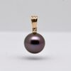 Pendentif or jaune 18 k avec perle de Tahiti ronde 10,1 mm qualité A couleur violine naturelle produite à Manihi. Une rareté.