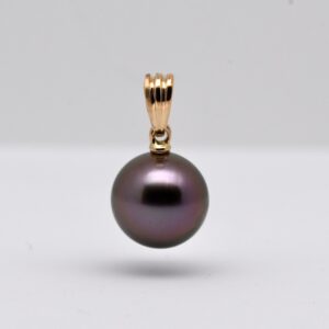 Pendentif or jaune 18 k avec perle de Tahiti ronde 10,1 mm qualité A couleur violine naturelle produite à Manihi. Une rareté.