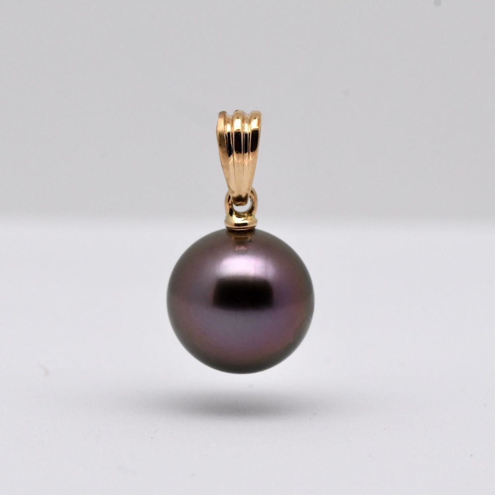 Pendentif or jaune 18 k avec perle de Tahiti ronde 10,1 mm qualité A couleur violine naturelle produite à Manihi. Une rareté.