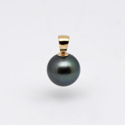 Le pendentif Kupanaha, qui signifie magnifique en hawaïen, porte parfaitement son nom. Il met en lumière une perle de Tahiti exceptionnelle, rare par sa taille, son origine et sa couleur.