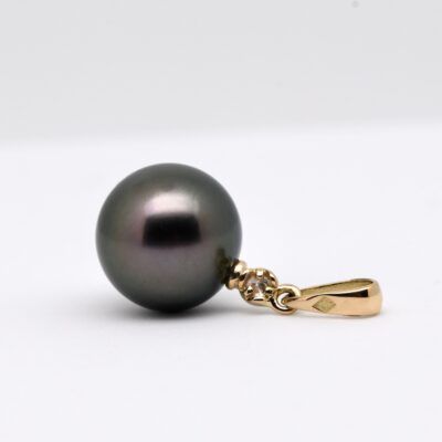 Le pendentif perle Moeata est construit autour d’une évidence rare : une perle de Tahiti GEM de 11 mm, parfaitement ronde, sans aucun défaut, au lustre exceptionnel. Une perle qui ne laisse aucune place à l’approximation. Tout est juste.