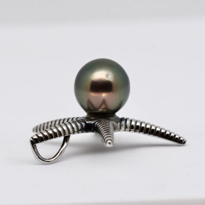 Le pendentif perle de Tahiti Stella est une création qui puise directement son inspiration dans l’univers marin polynésien.