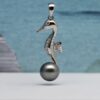 Le pendentif perle de Tahiti Tauhei est une création qui s’inscrit directement dans l’univers marin polynésien.