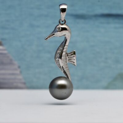 Le pendentif perle de Tahiti Tauhei est une création qui s’inscrit directement dans l’univers marin polynésien.