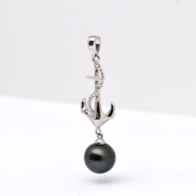 Le pendentif perle TUTAU incarne à lui seul l’esprit marin. Inspiré par l’univers nautique, ce pendentif en forme d’ancre de marine rend hommage à la mer, aux voyages et à ceux qui vivent au rythme des océans.