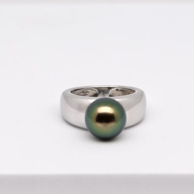 La bague perle de Tahiti Teahio est une création rare destinée aux amateurs de véritables perles d’exception. Cette pièce unique associe une monture massive en argent 925 rhodié à une sublime Perle de Tahiti semi ronde de 10,7 mm classée Top Gemme, le plus haut niveau de qualité en perliculture polynésienne.