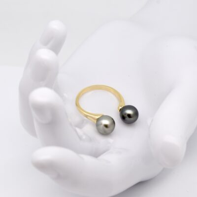 La bague perles EKAHI incarne parfaitement l’élégance moderne de la bijouterie polynésienne. Avec ses deux véritables perles de Tahiti rondes de 8,5 mm de qualité A,