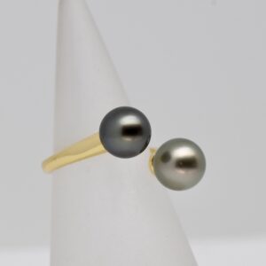 Bague EKAHI dorée à l’or jaune avec deux véritables perles de Tahiti rondes de 8,5 mm qualité A