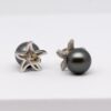 Les boucles d’oreilles perles Hoku sont une invitation directe au voyage au cœur des lagons polynésiens. Leur design original en forme d’étoiles de mer évoque immédiatement les fonds marins cristallins de Manihi, où sont produites les véritables perles de Tahiti qui composent ce bijou.