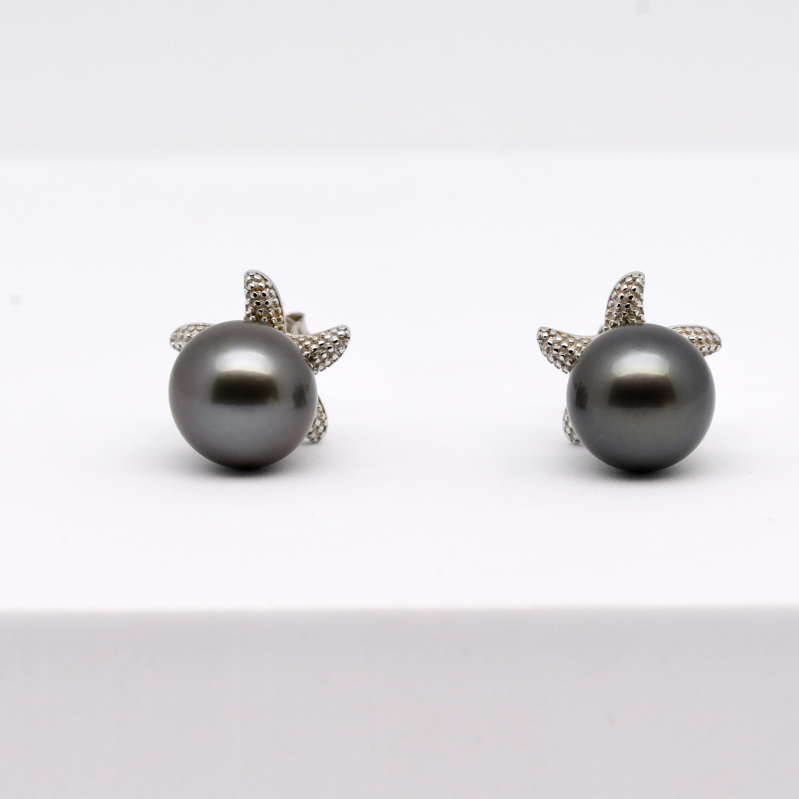 Boucles d’oreilles Hoku étoiles de mer en argent 925 rhodié avec véritables perles de Tahiti rondes qualité A