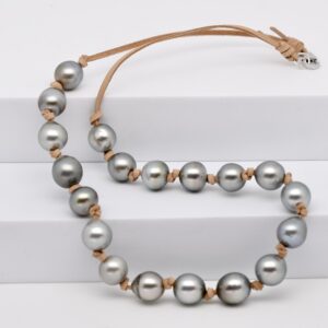 Collier perles Kaia sur cuir de kangourou écru avec 19 véritables perles de Tahiti semi-baroques de qualité A et B.Le bijou de l'été !