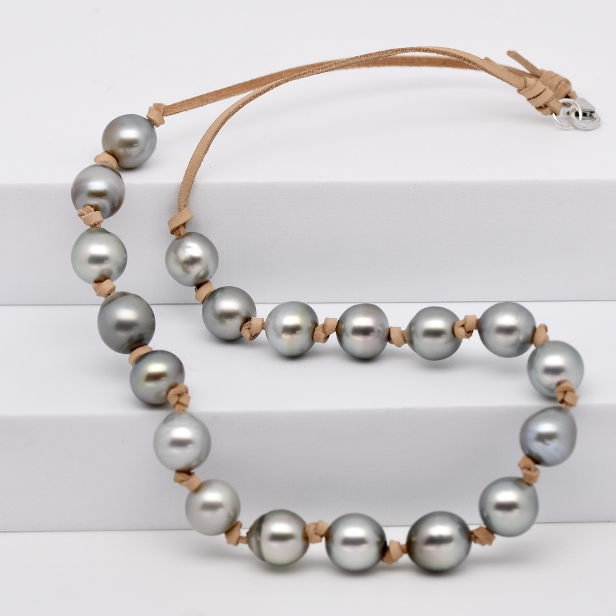Collier perles Kaia sur cuir de kangourou écru avec 19 véritables perles de Tahiti semi-baroques de qualité A et B.Le bijou de l'été !
