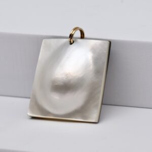 Hoana, pendentif Mabe de Tahiti carré 30x27 mm qualité A. Blancheur nacrée naturelle, pièce unique produite sur la ferme perlière de Manihi.