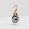 Ce pendentif clip a également été pensé pour offrir une grande liberté de port. Grâce à son système ingénieux, il peut venir se positionner directement au centre d’un collier de perles, d’une chaîne, d’un câble ou même d’un jonc rigide. Cette modularité transforme Malia en véritable bijou de collection capable de s’adapter à différents styles et compositions.