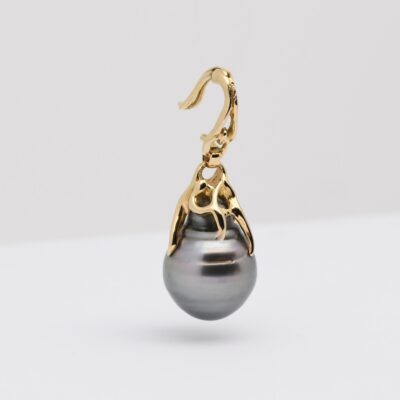 Ce pendentif clip a également été pensé pour offrir une grande liberté de port. Grâce à son système ingénieux, il peut venir se positionner directement au centre d’un collier de perles, d’une chaîne, d’un câble ou même d’un jonc rigide. Cette modularité transforme Malia en véritable bijou de collection capable de s’adapter à différents styles et compositions.