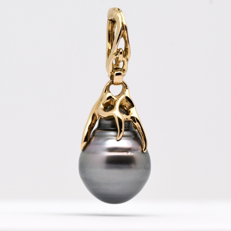 Pendentif Malia en or jaune 18 k avec grosse perle de Tahiti cerclée gris vert naturelle de 13,5 mm clip