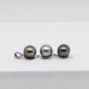 Eva, pendentif triple articulé en argent 925 rhodié avec 3 véritables perles de Tahiti rondes de 9,5 mm qualité A aux couleurs naturelles. Direct producteur