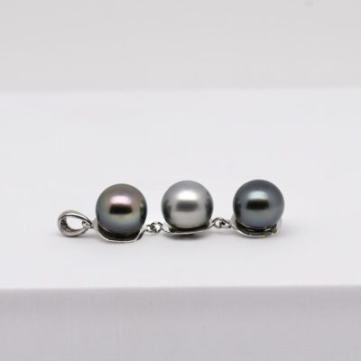 Eva, pendentif triple articulé en argent 925 rhodié avec 3 véritables perles de Tahiti rondes de 9,5 mm qualité A aux couleurs naturelles. Direct producteur