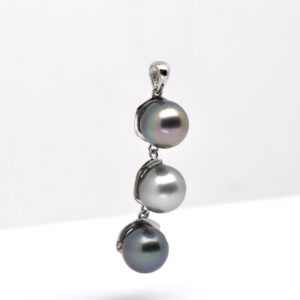Pendentif Eva en argent 925 rhodié avec trois véritables perles de Tahiti rondes multicolores de qualité A