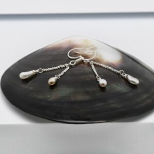 Boucles d'oreilles Lei en argent 925 avec quatre keshi de Tahiti blanc nacré naturels montés sur chaînette pendante de 45 mm