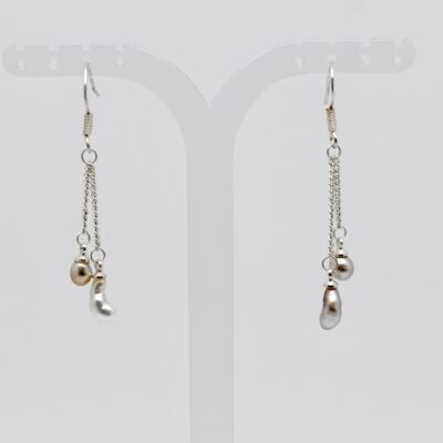 Les boucles d'oreilles keshi Lei célèbrent la beauté spontanée de la nature. Légères, aériennes et délicates, elles semblent danser au moindre mouvement grâce à leur montage sur fine chaînette en argent 925.