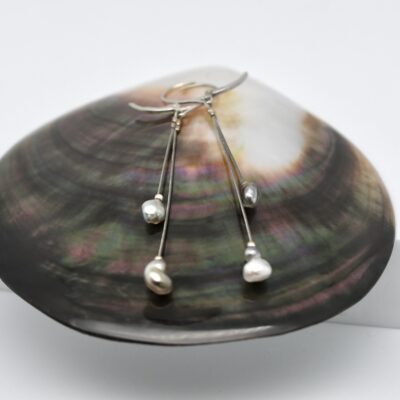 Les boucles d'oreilles keshi Rautea séduisent immédiatement par leur finesse et leur légèreté.