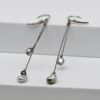 Boucles d'oreilles Rautea en argent 925 rhodié avec quatre keshi de Tahiti naturels produits sur la ferme perlière de Manihi