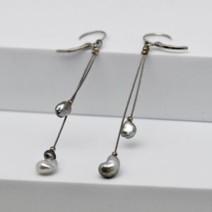 Boucles d'oreilles Rautea en argent 925 rhodié avec quatre keshi de Tahiti naturels produits sur la ferme perlière de Manihi