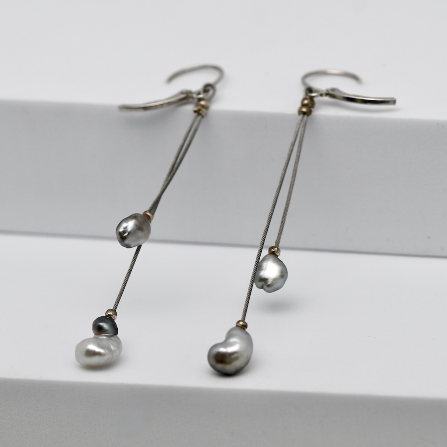 Boucles d'oreilles Rautea en argent 925 rhodié avec quatre keshi de Tahiti naturels produits sur la ferme perlière de Manihi