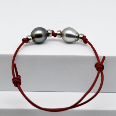 Le bracelet perle de Tahiti Analu est un bijou chargé de symbolique. Son design repose sur une idée simple et universelle : deux êtres différents, deux personnalités uniques, avançant ensemble sur un même chemin.