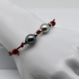 Bracelet Analu en cuir rouge avec deux perles de Tahiti semi baroques qualité A de 10 à 10,5 mm aux couleurs naturelles gris vert bleuté et gris clair