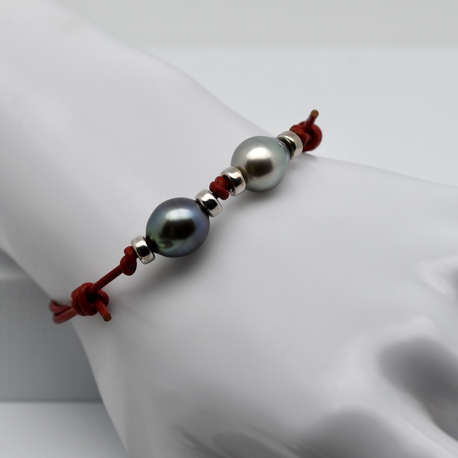 Bracelet Analu en cuir rouge avec deux perles de Tahiti semi baroques qualité A de 10 à 10,5 mm aux couleurs naturelles gris vert bleuté et gris clair