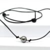 Collier Kaukura avec perle de Tahiti ronde 12,4 mm gris vert bleu sur cuir noir réglable et intercalaires argent 925