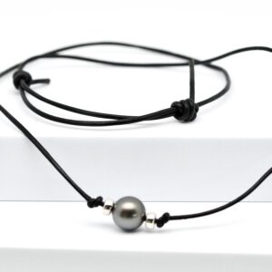 Collier Kaukura avec perle de Tahiti ronde 12,4 mm gris vert bleu sur cuir noir réglable et intercalaires argent 925