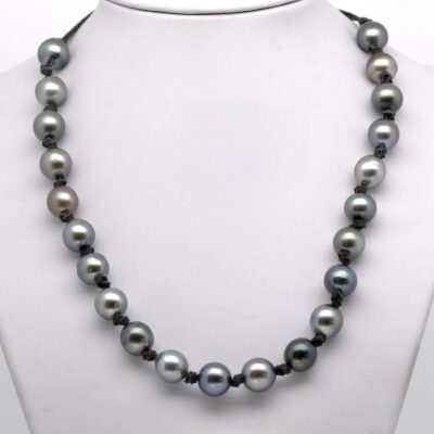 Avec Nakoa, j'ai souhaité proposer une interprétation plus affirmée du collier de perles sur cuir. Là où certains bijoux misent sur la discrétion, Nakoa assume pleinement sa personnalité et son caractère.