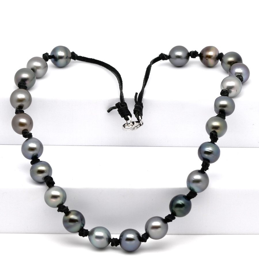 Collier perles Nakoa en cuir de kangourou noir avec 22 véritables perles de Tahiti semi-baroques multicolores de qualité A et B. fermoir argent 925 rhodié