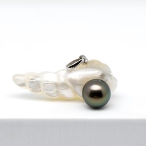 Hivaoa pendentif coquillage nacre sculptée perle de Tahiti ronde 9,8 mm qualité A vert aubergine
