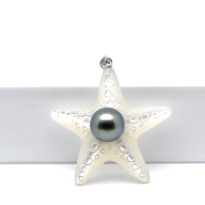 Pendentif Mamatai étoile de mer nacre 35 mm et perle de Tahiti ronde 10,5 mm vert foncé de l'atoll de Manihi