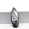 Pendentif Taapuna surf en nacre avec perle de Tahiti ronde 9,3 mm qualité A de Manihi sculpté artisanalement