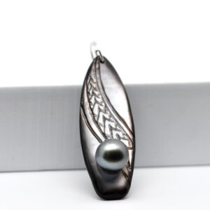 Pendentif Taapuna surf en nacre avec perle de Tahiti ronde 9,3 mm qualité A de Manihi sculpté artisanalement