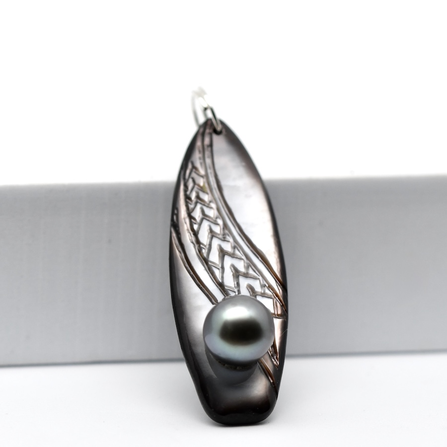 Pendentif Taapuna surf en nacre avec perle de Tahiti ronde 9,3 mm qualité A de Manihi sculpté artisanalement