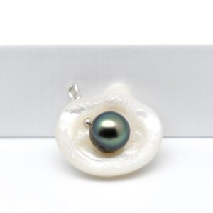 Pendentif Pinaki nacre et perle de Tahiti 10 mm verte qualité A de Manihi