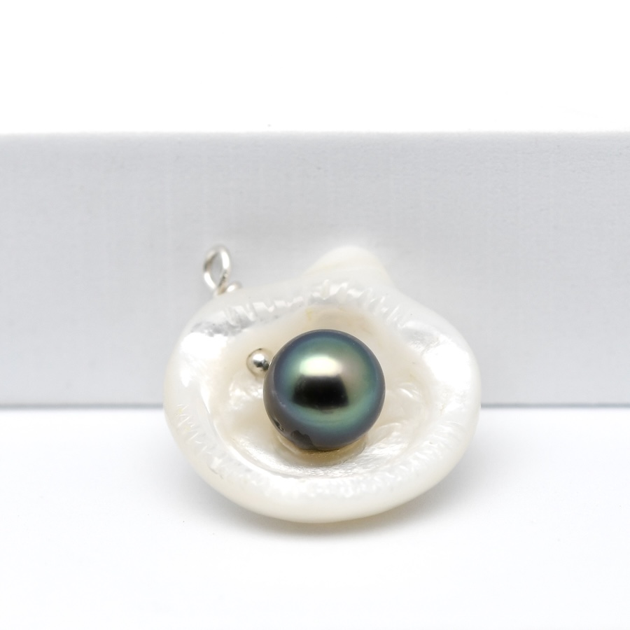 Pendentif Pinaki nacre et perle de Tahiti 10 mm verte qualité A de Manihi