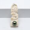 Pendentif perle Kanaka Tiki marquisien en os avec perle de Tahiti ronde verte 9,7 mm qualité A de Manihi