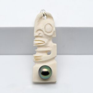 Pendentif perle Kanaka Tiki marquisien en os avec perle de Tahiti ronde verte 9,7 mm qualité A de Manihi