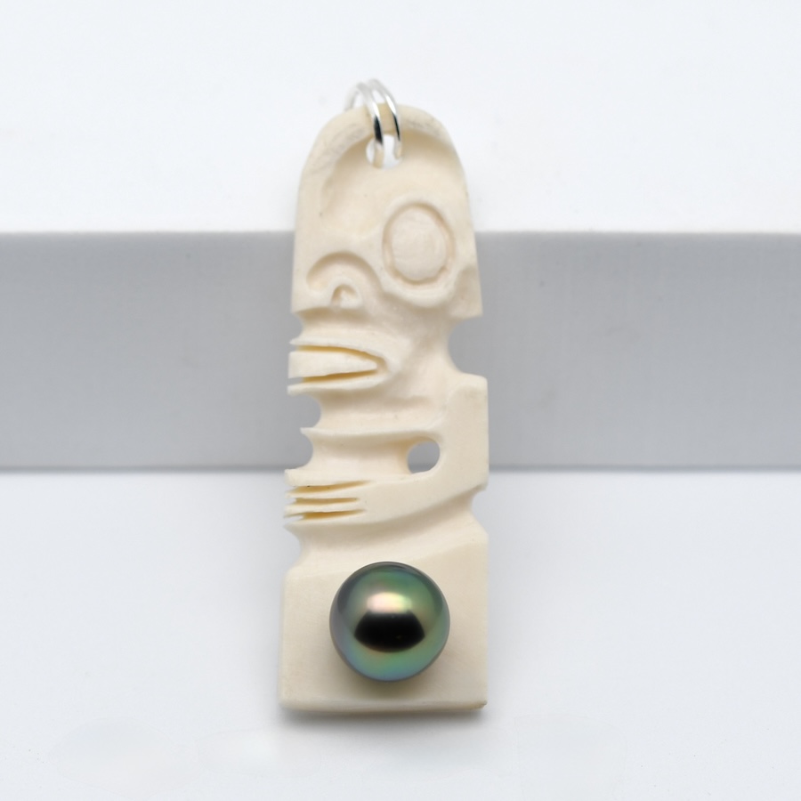 Pendentif perle Kanaka Tiki marquisien en os avec perle de Tahiti ronde verte 9,7 mm qualité A de Manihi