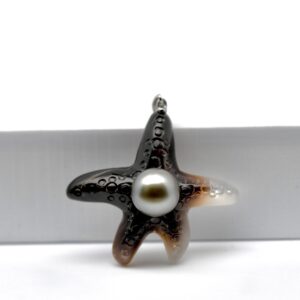 Pendentif perle de Tahiti Mahalo étoile de mer sculptée à la main dans de la nacre chocolat perle ronde 10 mm qualité A