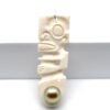 Pendentif perle Nukea tiki marquisien sculpté main dans de l'os, perle de Tahiti ronde 9,6 mm jaune pamplemousse vert tilleul