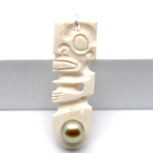 Pendentif perle Nukea tiki marquisien sculpté main dans de l'os, perle de Tahiti ronde 9,6 mm jaune pamplemousse vert tilleul
